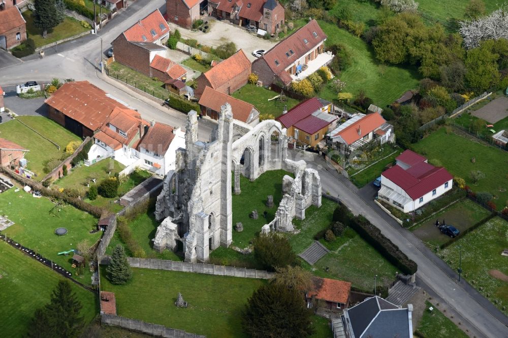 Luftaufnahme Ablain-Saint-Nazaire - Ruine Ruines de l'église des Kirchengebäude der gotischen Kirche in Ablain-Saint-Nazaire in Nord-Pas-de-Calais Picardie, Frankreich