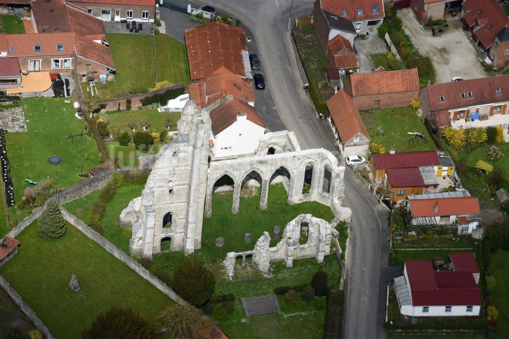 Ablain-Saint-Nazaire von oben - Ruine Ruines de l'église des Kirchengebäude der gotischen Kirche in Ablain-Saint-Nazaire in Nord-Pas-de-Calais Picardie, Frankreich