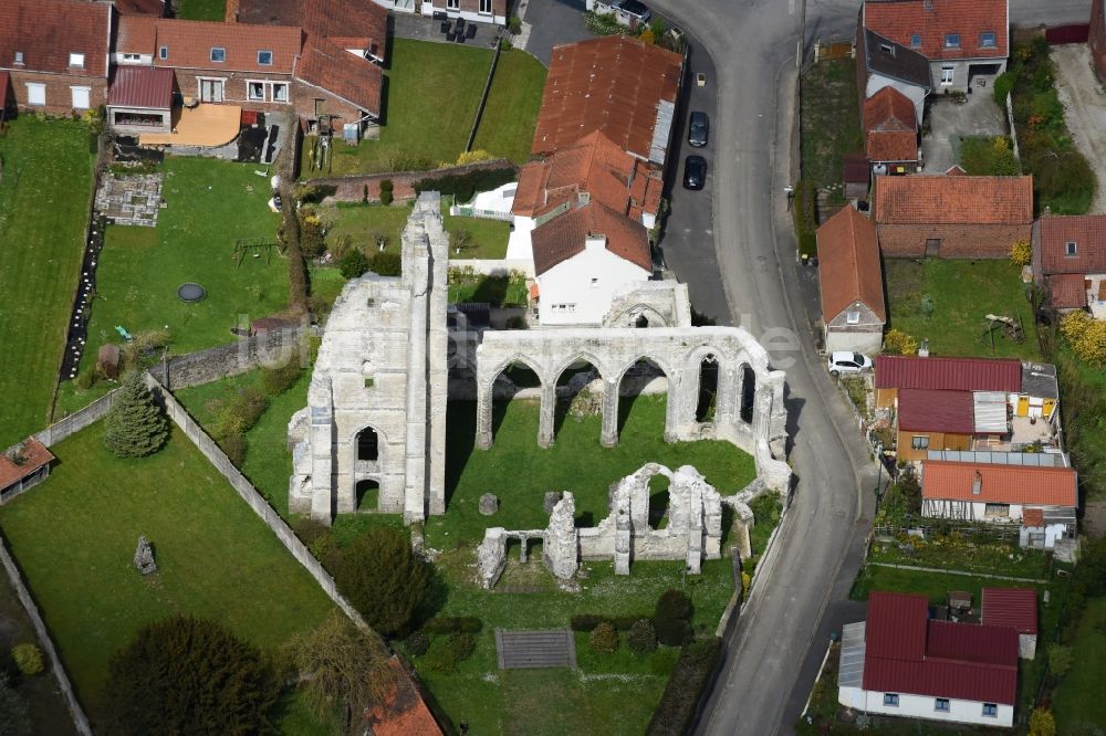 Ablain-Saint-Nazaire aus der Vogelperspektive: Ruine Ruines de l'église des Kirchengebäude der gotischen Kirche in Ablain-Saint-Nazaire in Nord-Pas-de-Calais Picardie, Frankreich