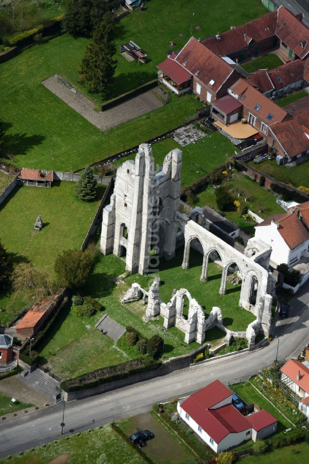 Luftaufnahme Ablain-Saint-Nazaire - Ruine Ruines de l'église des Kirchengebäude der gotischen Kirche in Ablain-Saint-Nazaire in Nord-Pas-de-Calais Picardie, Frankreich