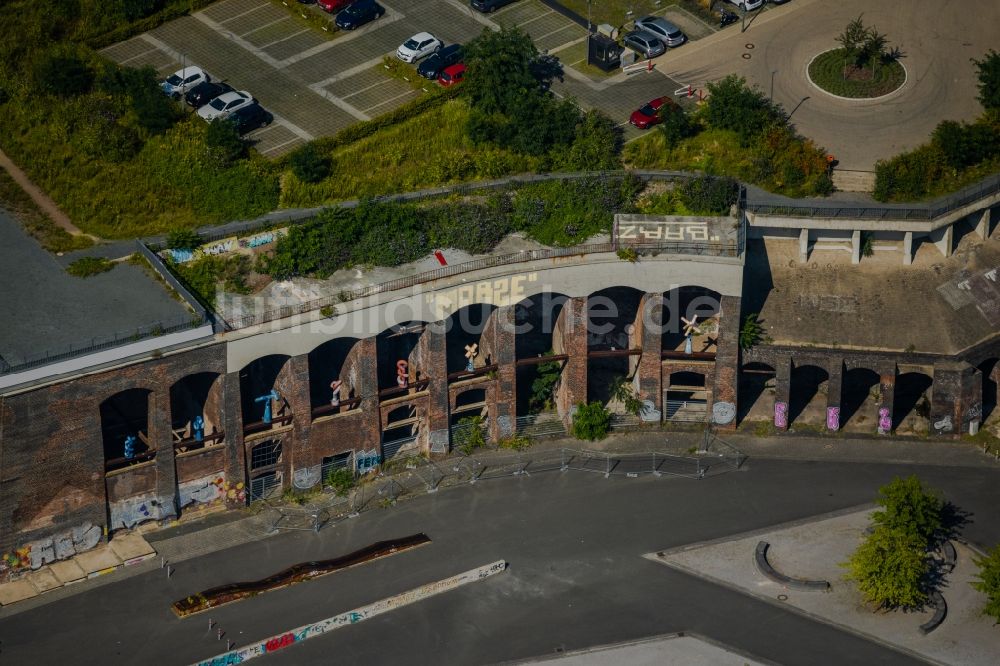 Luftaufnahme Bochum - Ruine der Rundbogenfassade des ehemaligen Eingangs des Krupp-Geländes in Bochum im Bundesland Nordrhein-Westfalen