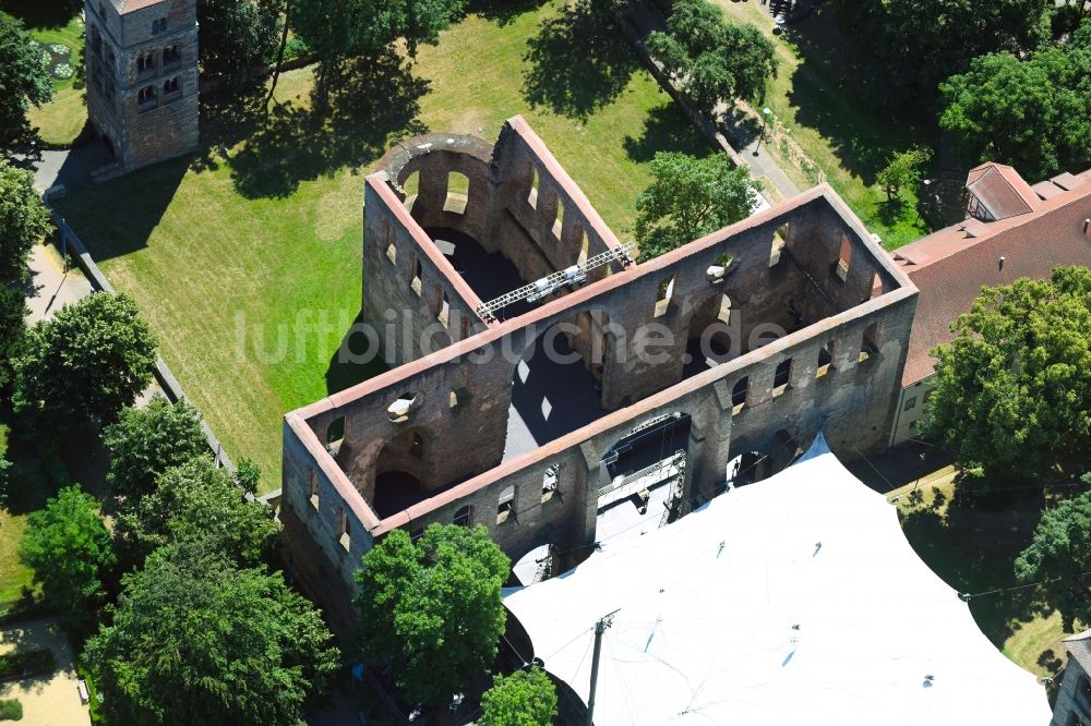 Bad Hersfeld aus der Vogelperspektive: Ruine der Stiftskirche Bad Hersfeld in Bad Hersfeld im Bundesland Hessen, Deutschland