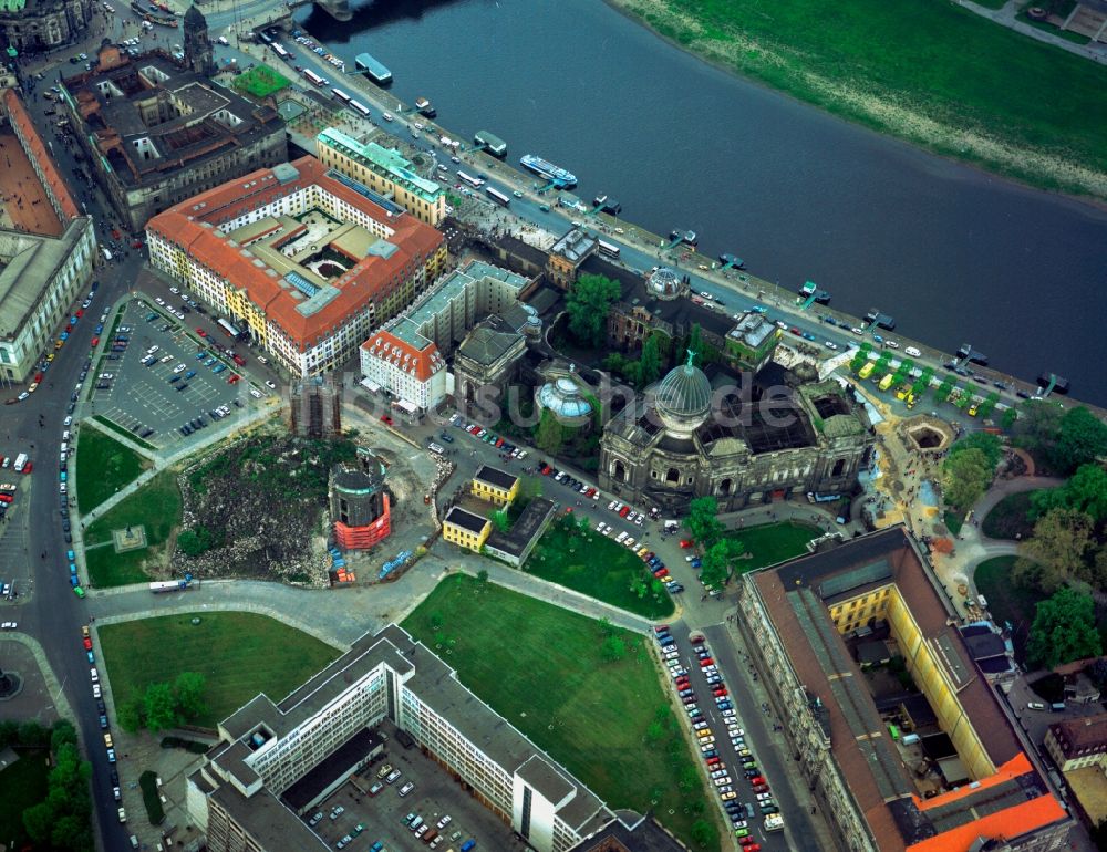 Dresden von oben - Ruine im Trümmerberg der Frauenkirche Dresden 1990 in Dresden im Bundesland Sachsen