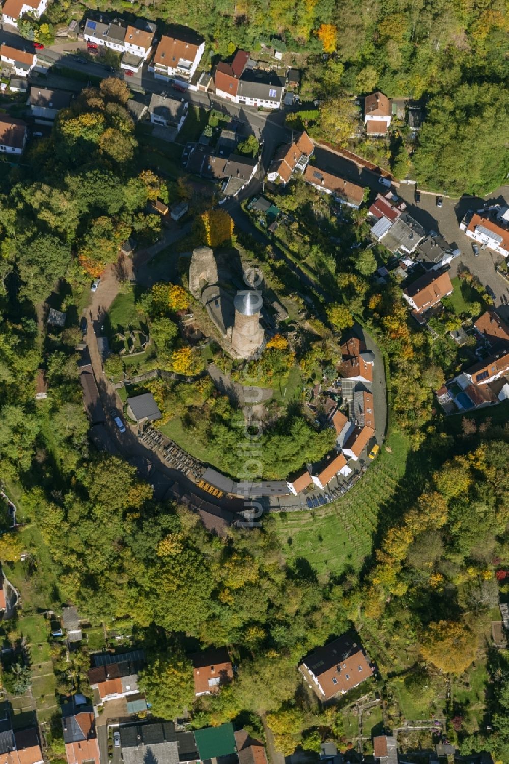 Kirkel von oben - Ruine und Turm / Bergfried der Burg zu Kirkel im Saarland