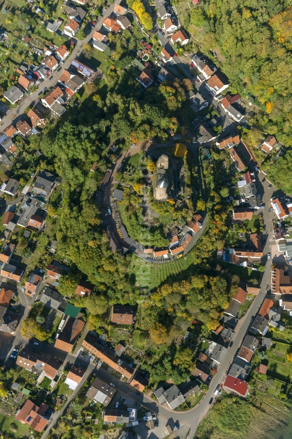 Kirkel aus der Vogelperspektive: Ruine und Turm / Bergfried der Burg zu Kirkel im Saarland