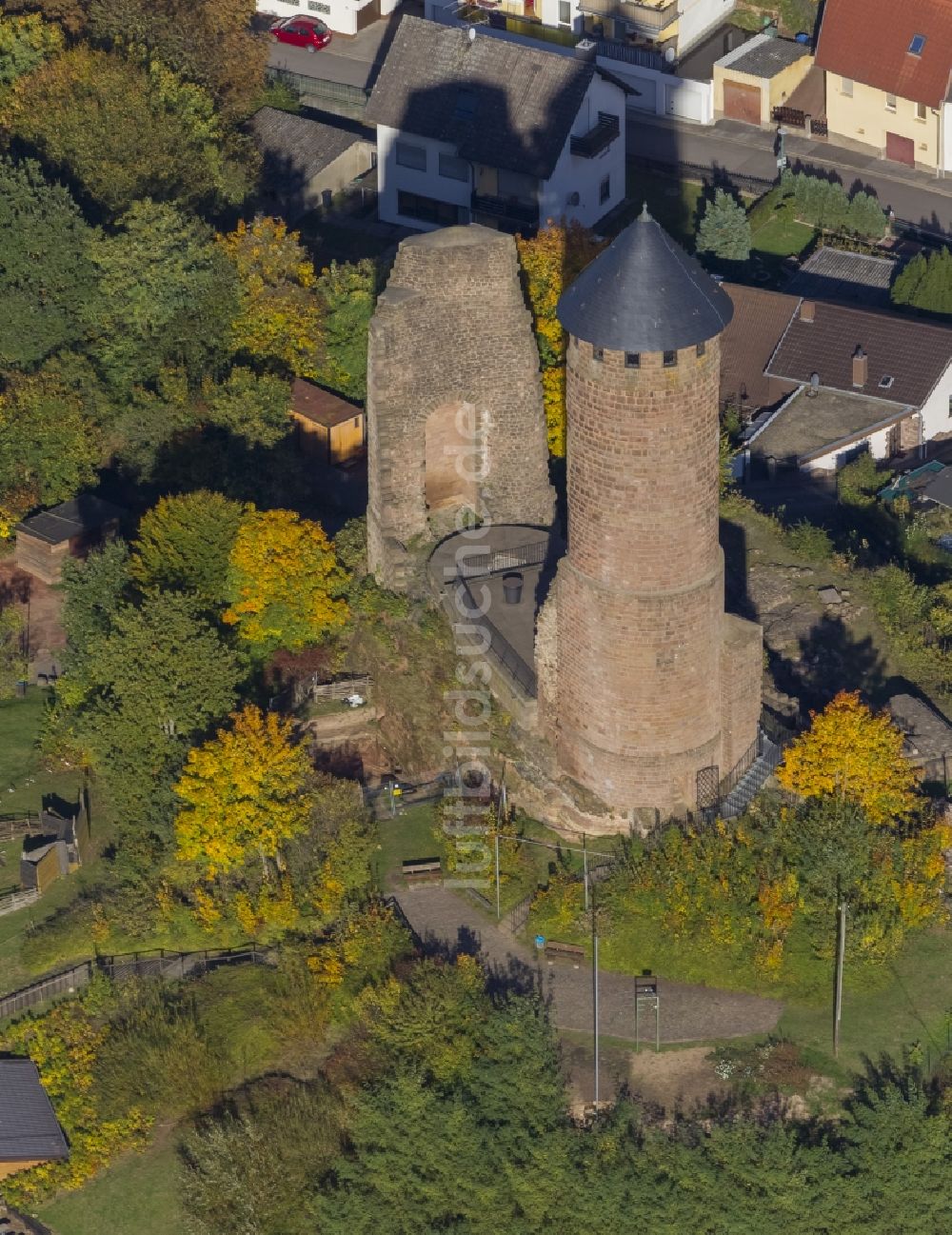 Luftbild Kirkel - Ruine und Turm / Bergfried der Burg zu Kirkel im Saarland