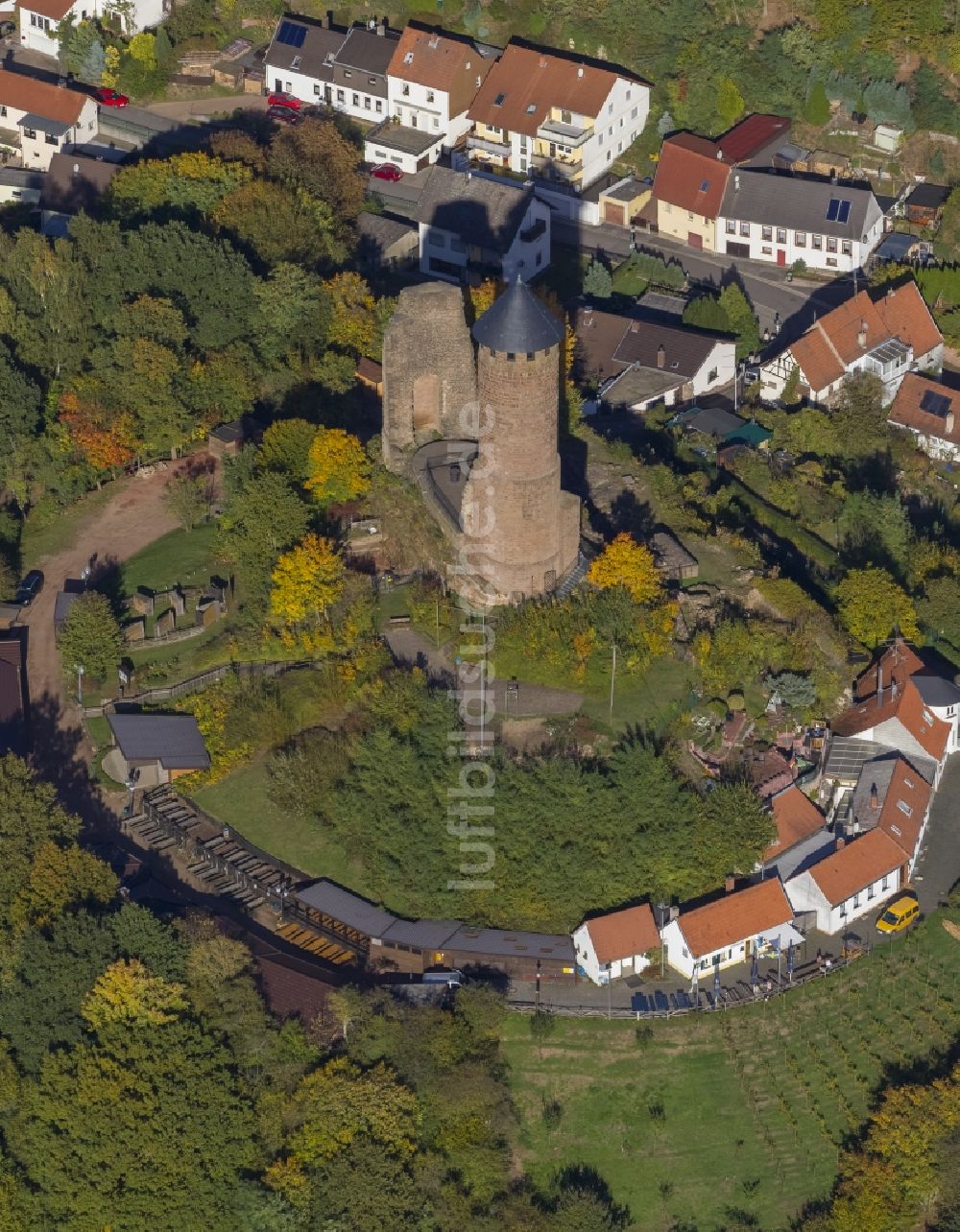 Luftaufnahme Kirkel - Ruine und Turm / Bergfried der Burg zu Kirkel im Saarland