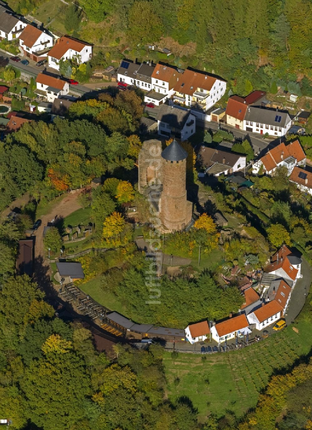 Kirkel von oben - Ruine und Turm / Bergfried der Burg zu Kirkel im Saarland