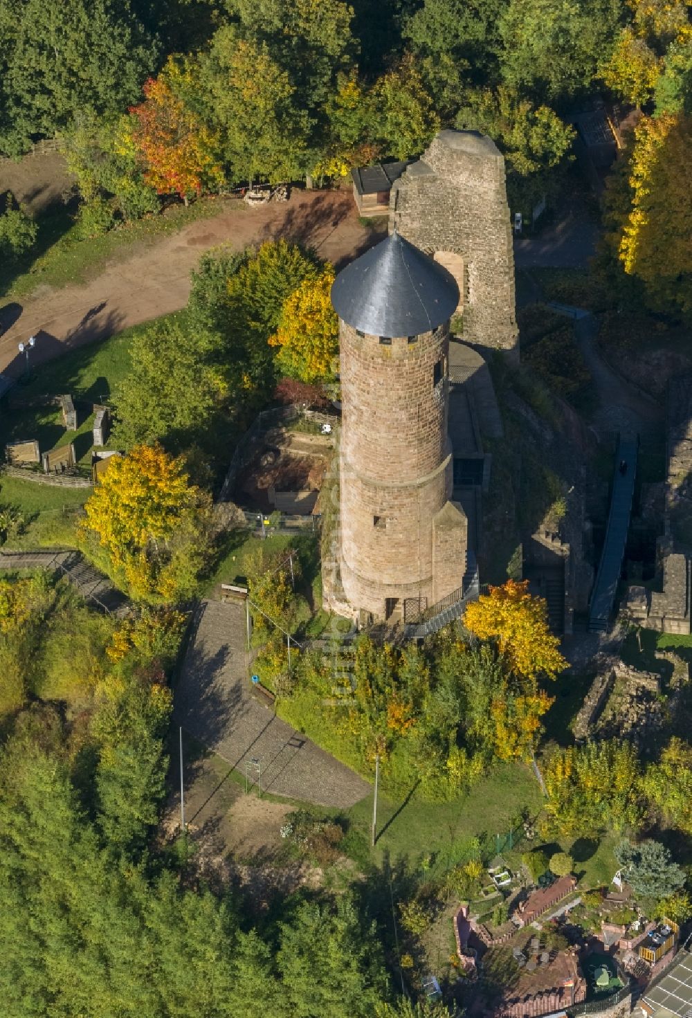 Kirkel aus der Vogelperspektive: Ruine und Turm / Bergfried der Burg zu Kirkel im Saarland