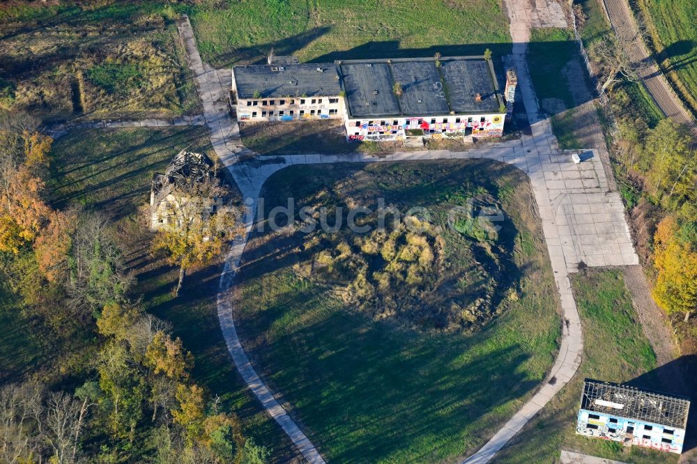 Hoppegarten von oben - Ruine der verfallenden Gebäude an der Bundesstraße B1 Frankfurter Chaussee in Hoppegarten im Bundesland Brandenburg