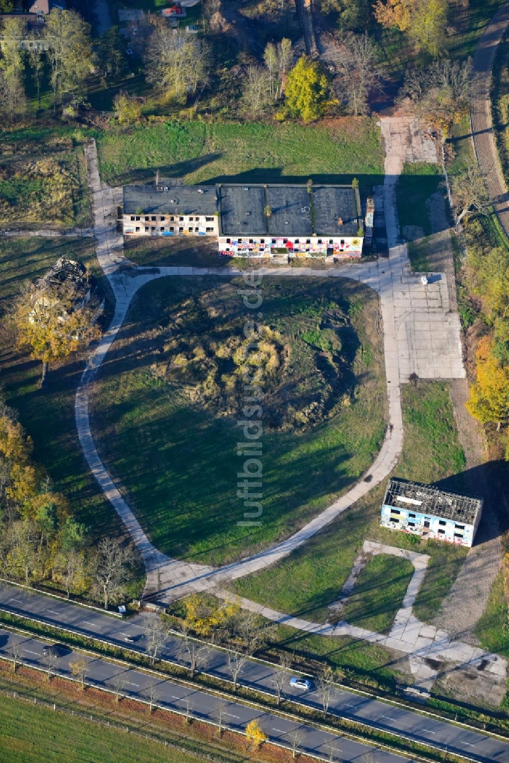 Hoppegarten aus der Vogelperspektive: Ruine der verfallenden Gebäude an der Bundesstraße B1 Frankfurter Chaussee in Hoppegarten im Bundesland Brandenburg