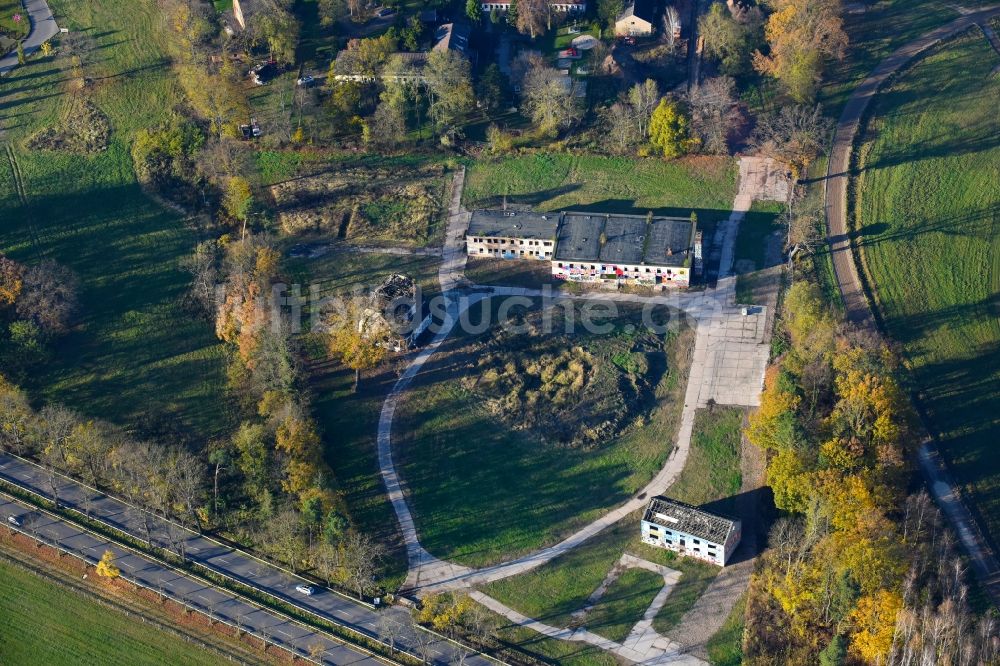 Luftbild Hoppegarten - Ruine der verfallenden Gebäude an der Bundesstraße B1 Frankfurter Chaussee in Hoppegarten im Bundesland Brandenburg