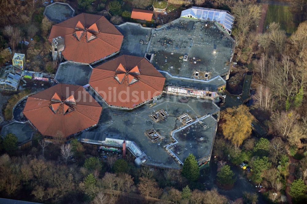 Luftbild Berlin - Ruine des verfallenden Geländes mit dem Gebäude des geschlossenen Spaßbad / Freizeitbad Blub im Stadtteil Berlin Tempelhof