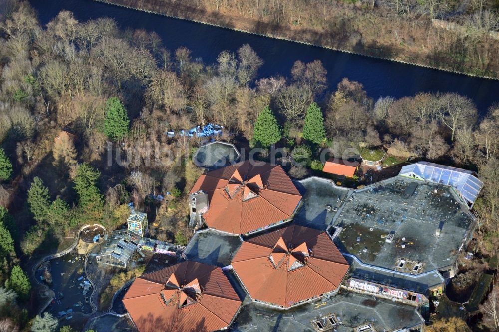 Luftaufnahme Berlin - Ruine des verfallenden Geländes mit dem Gebäude des geschlossenen Spaßbad / Freizeitbad Blub im Stadtteil Berlin Tempelhof