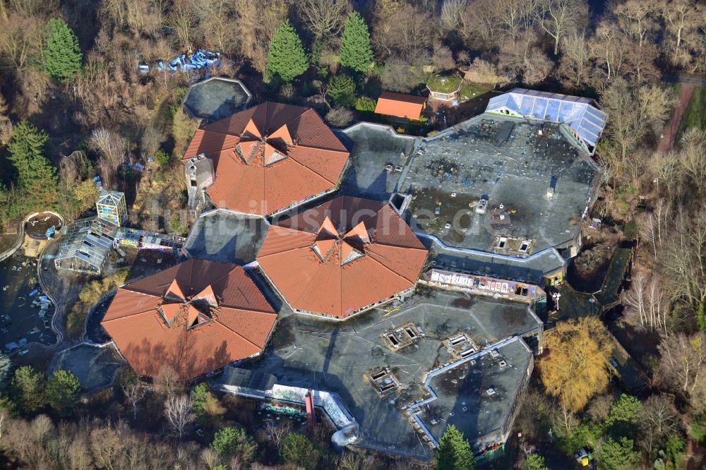 Berlin aus der Vogelperspektive: Ruine des verfallenden Geländes mit dem Gebäude des geschlossenen Spaßbad / Freizeitbad Blub im Stadtteil Berlin Tempelhof