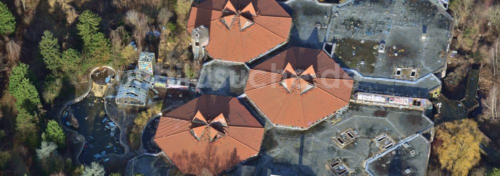 Berlin von oben - Ruine des verfallenden Geländes mit dem Gebäude des geschlossenen Spaßbad / Freizeitbad Blub im Stadtteil Berlin Tempelhof