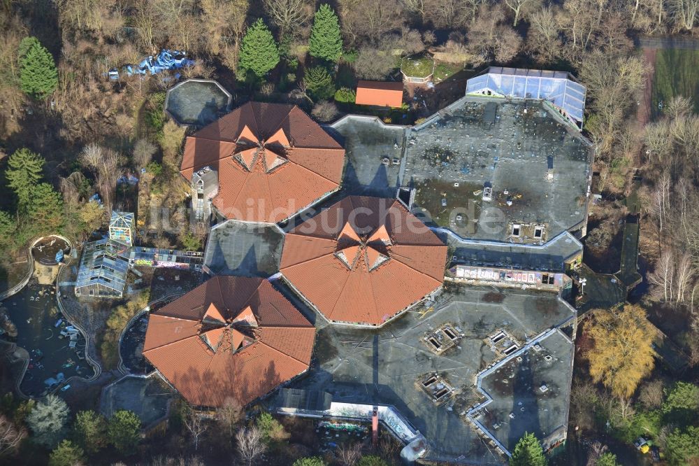 Berlin aus der Vogelperspektive: Ruine des verfallenden Geländes mit dem Gebäude des geschlossenen Spaßbad / Freizeitbad Blub im Stadtteil Berlin Tempelhof