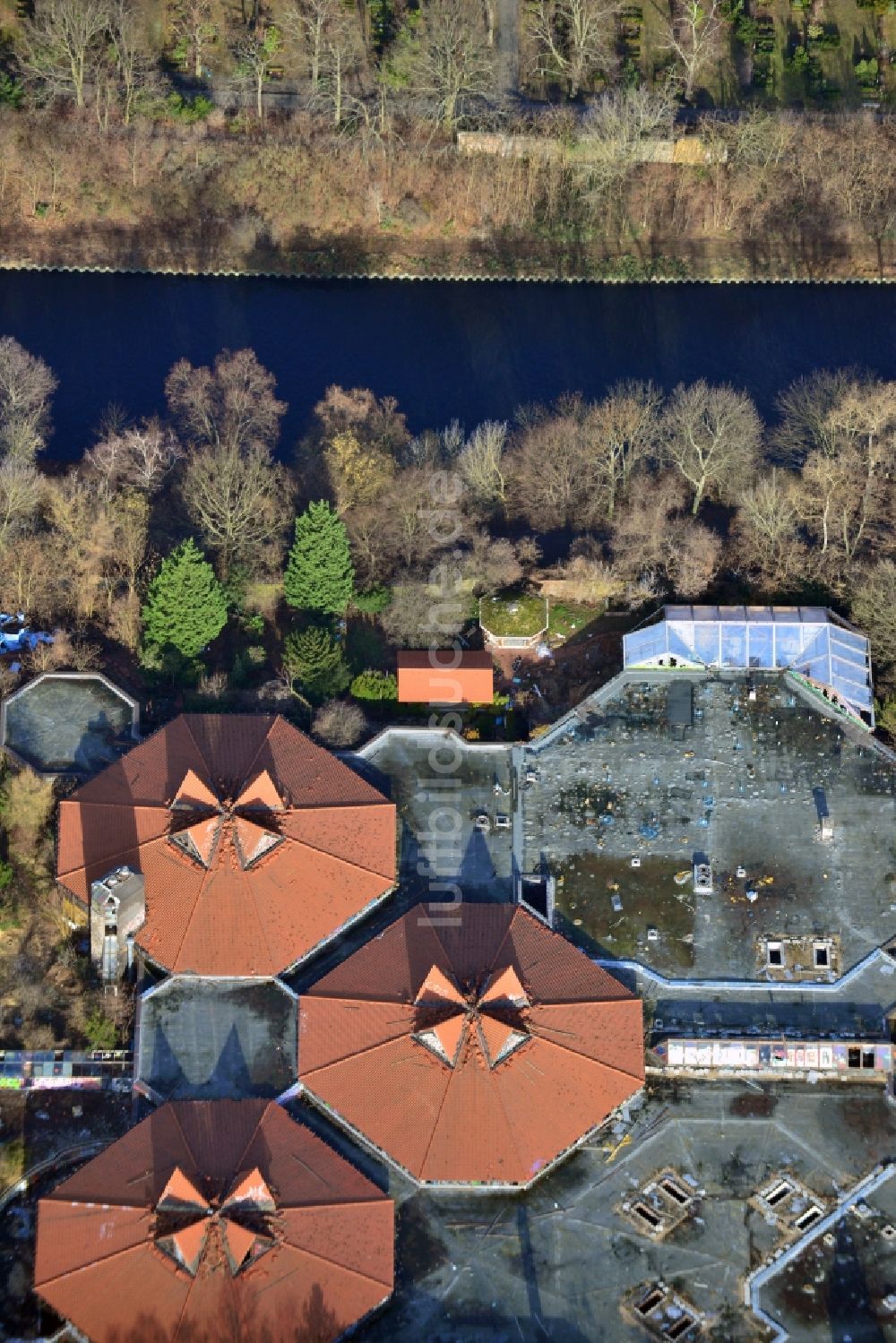 Luftbild Berlin - Ruine des verfallenden Geländes mit dem Gebäude des geschlossenen Spaßbad / Freizeitbad Blub im Stadtteil Berlin Tempelhof