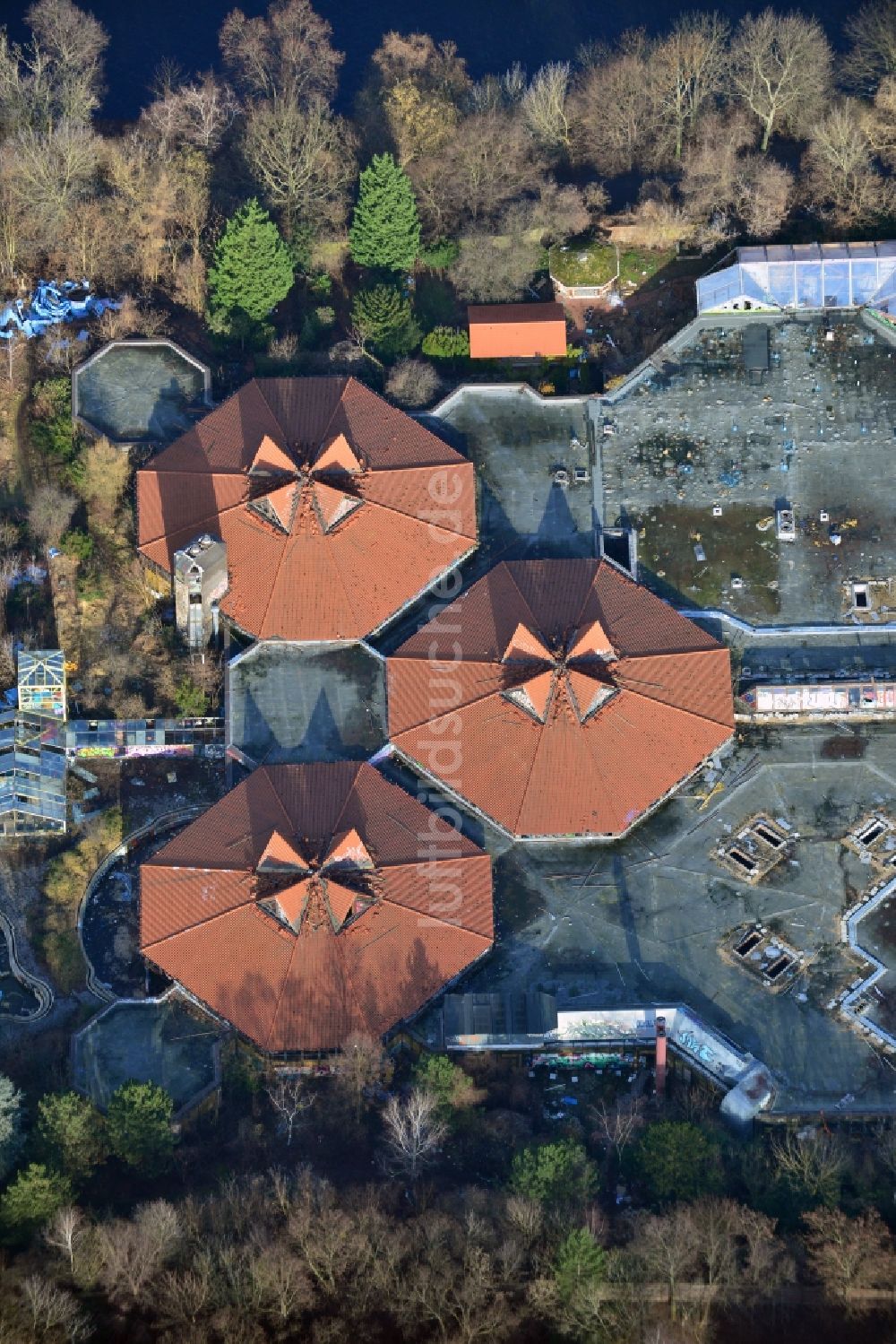 Luftaufnahme Berlin - Ruine des verfallenden Geländes mit dem Gebäude des geschlossenen Spaßbad / Freizeitbad Blub im Stadtteil Berlin Tempelhof