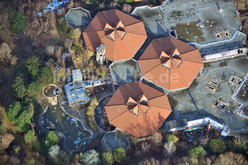 Berlin von oben - Ruine des verfallenden Geländes mit dem Gebäude des geschlossenen Spaßbad / Freizeitbad Blub im Stadtteil Berlin Tempelhof