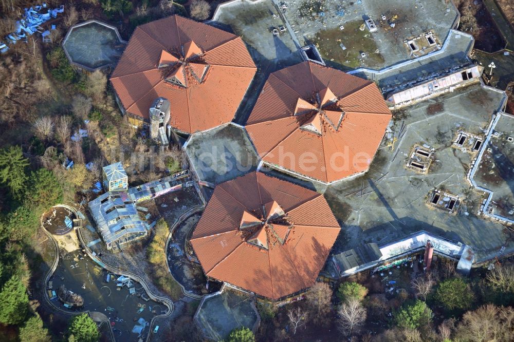 Berlin aus der Vogelperspektive: Ruine des verfallenden Geländes mit dem Gebäude des geschlossenen Spaßbad / Freizeitbad Blub im Stadtteil Berlin Tempelhof