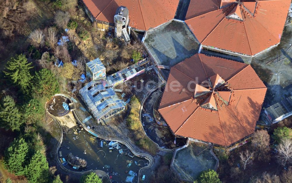 Luftbild Berlin - Ruine des verfallenden Geländes mit dem Gebäude des geschlossenen Spaßbad / Freizeitbad Blub im Stadtteil Berlin Tempelhof