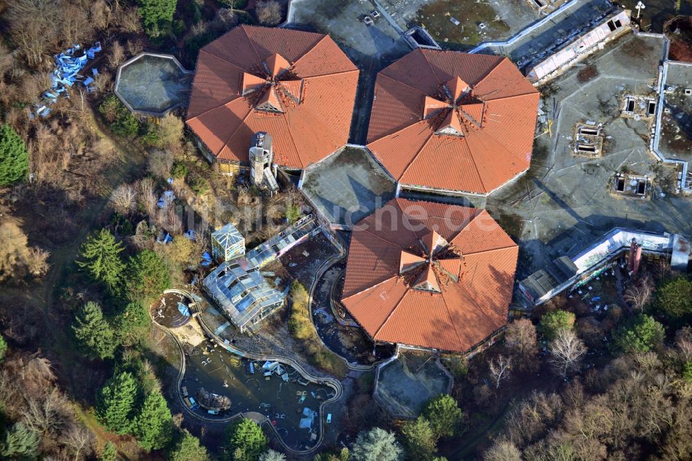 Luftaufnahme Berlin - Ruine des verfallenden Geländes mit dem Gebäude des geschlossenen Spaßbad / Freizeitbad Blub im Stadtteil Berlin Tempelhof