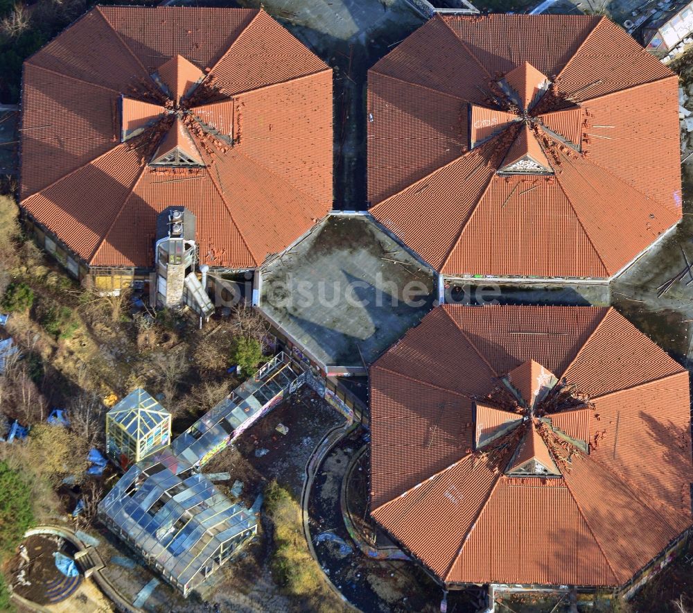 Berlin von oben - Ruine des verfallenden Geländes mit dem Gebäude des geschlossenen Spaßbad / Freizeitbad Blub im Stadtteil Berlin Tempelhof