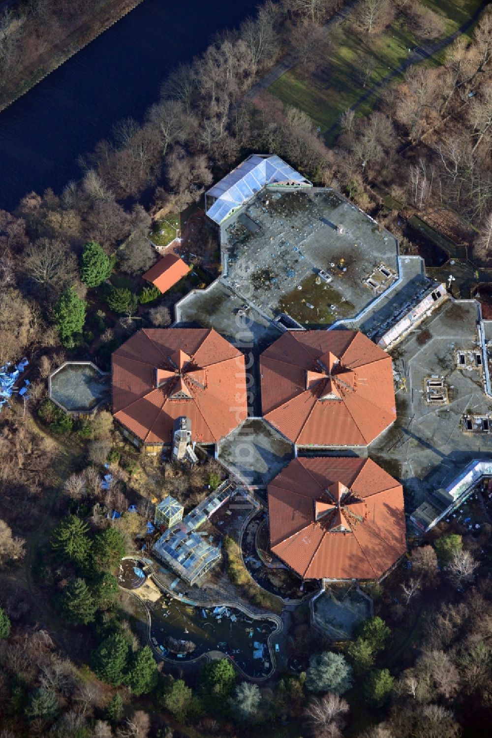 Luftbild Berlin - Ruine des verfallenden Geländes mit dem Gebäude des geschlossenen Spaßbad / Freizeitbad Blub im Stadtteil Berlin Tempelhof