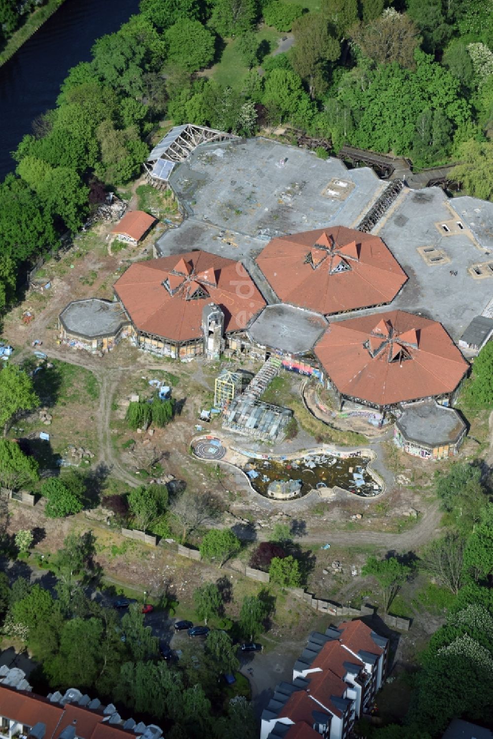 Berlin von oben - Ruine des verfallenden Geländes mit dem Gebäude des geschlossenen Spaßbad / Freizeitbad Blub im Stadtteil Berlin Tempelhof