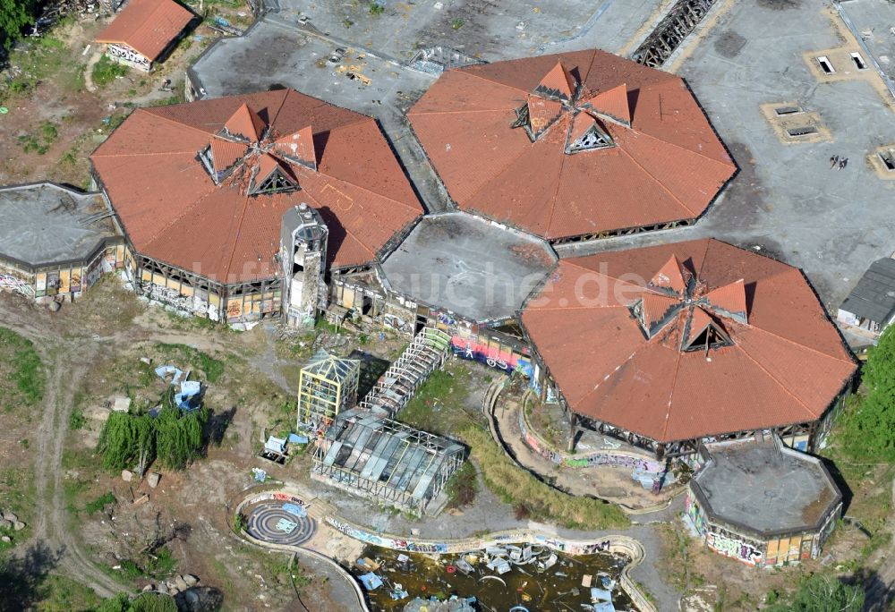 Berlin aus der Vogelperspektive: Ruine des verfallenden Geländes mit dem Gebäude des geschlossenen Spaßbad / Freizeitbad Blub im Stadtteil Berlin Tempelhof