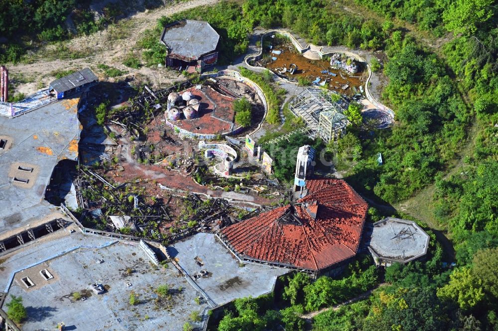 Luftaufnahme Berlin - Ruine des verfallenden Geländes mit dem Gebäude des geschlossenen Spaßbad / Freizeitbad Blub im Stadtteil Berlin Tempelhof