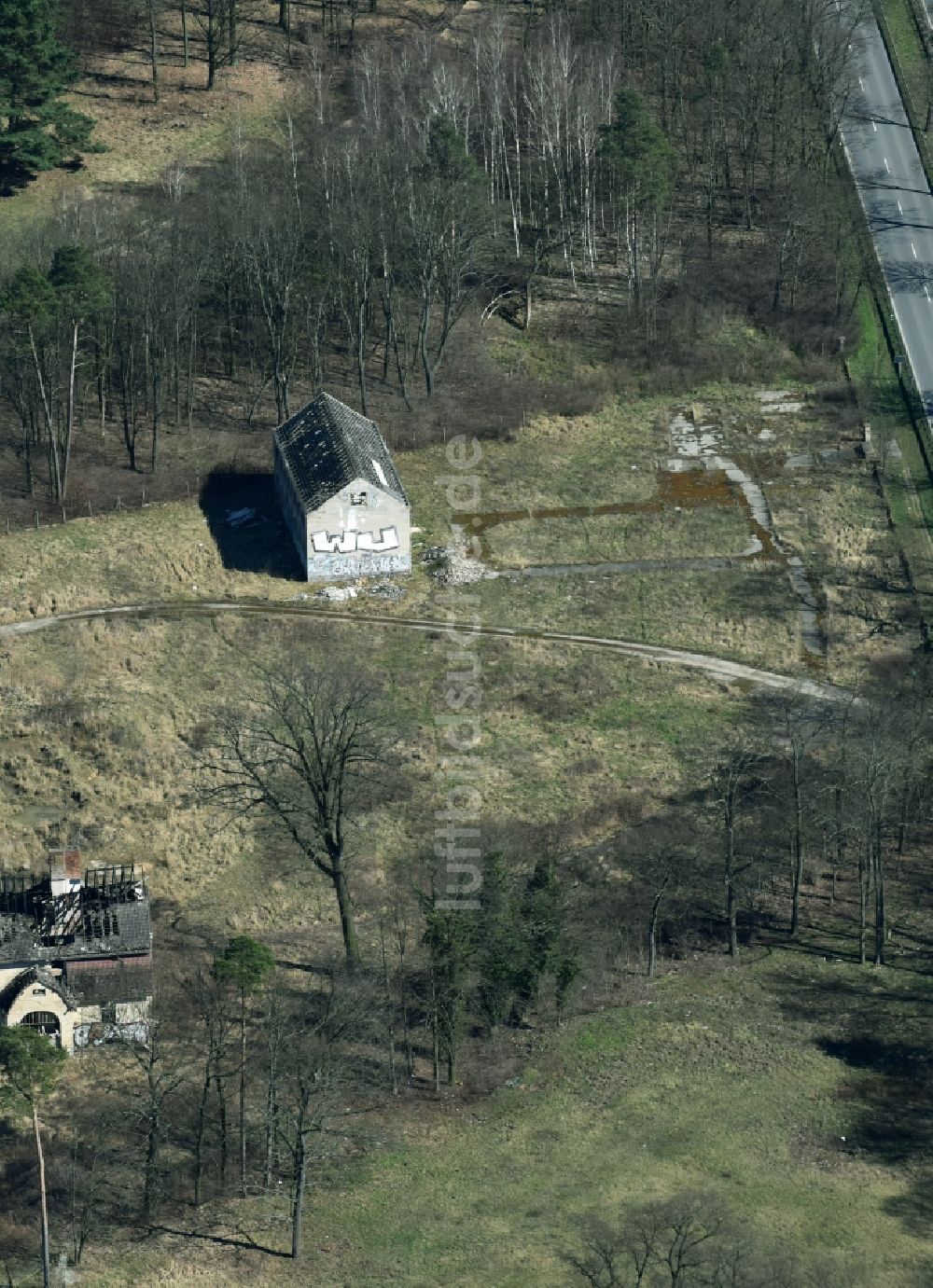 Luftbild Hoppegarten - Ruine der verfallenden Lagerhallen und Speditionsgebäude an der Bundesstraße B1 Frankfurter Chaussee in Hoppegarten im Bundesland Brandenburg