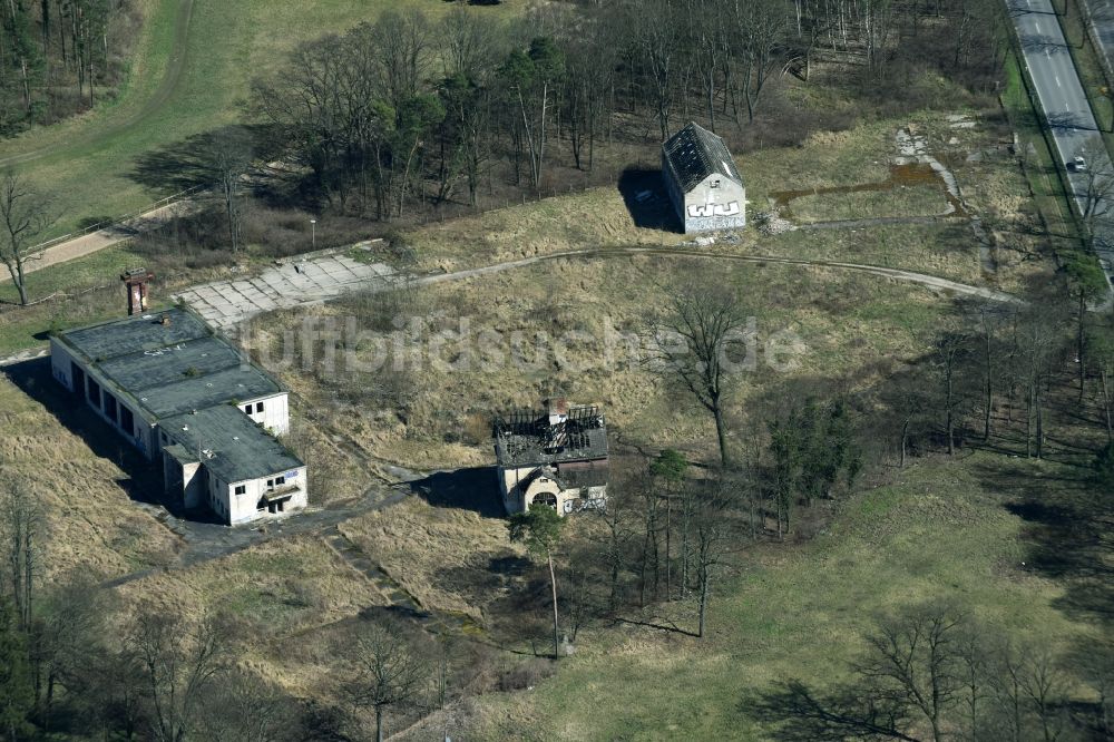 Luftaufnahme Hoppegarten - Ruine der verfallenden Lagerhallen und Speditionsgebäude an der Bundesstraße B1 Frankfurter Chaussee in Hoppegarten im Bundesland Brandenburg