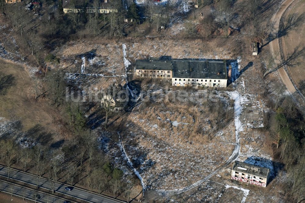 Luftaufnahme Hoppegarten - Ruine der verfallenden Lagerhallen und Speditionsgebäude an der Bundesstraße B1 Frankfurter Chaussee in Hoppegarten im Bundesland Brandenburg