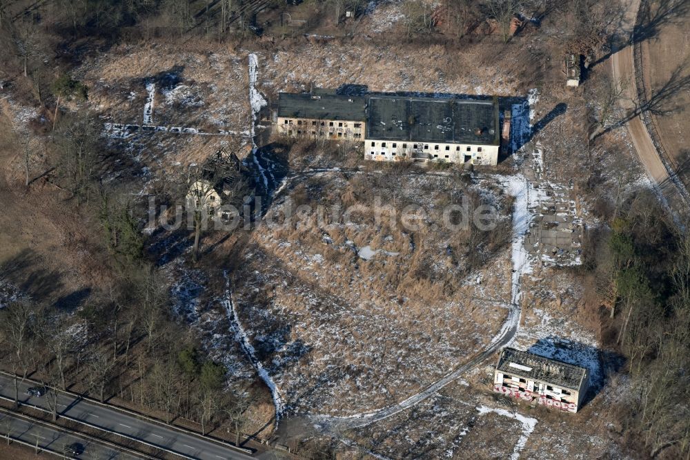 Hoppegarten von oben - Ruine der verfallenden Lagerhallen und Speditionsgebäude an der Bundesstraße B1 Frankfurter Chaussee in Hoppegarten im Bundesland Brandenburg