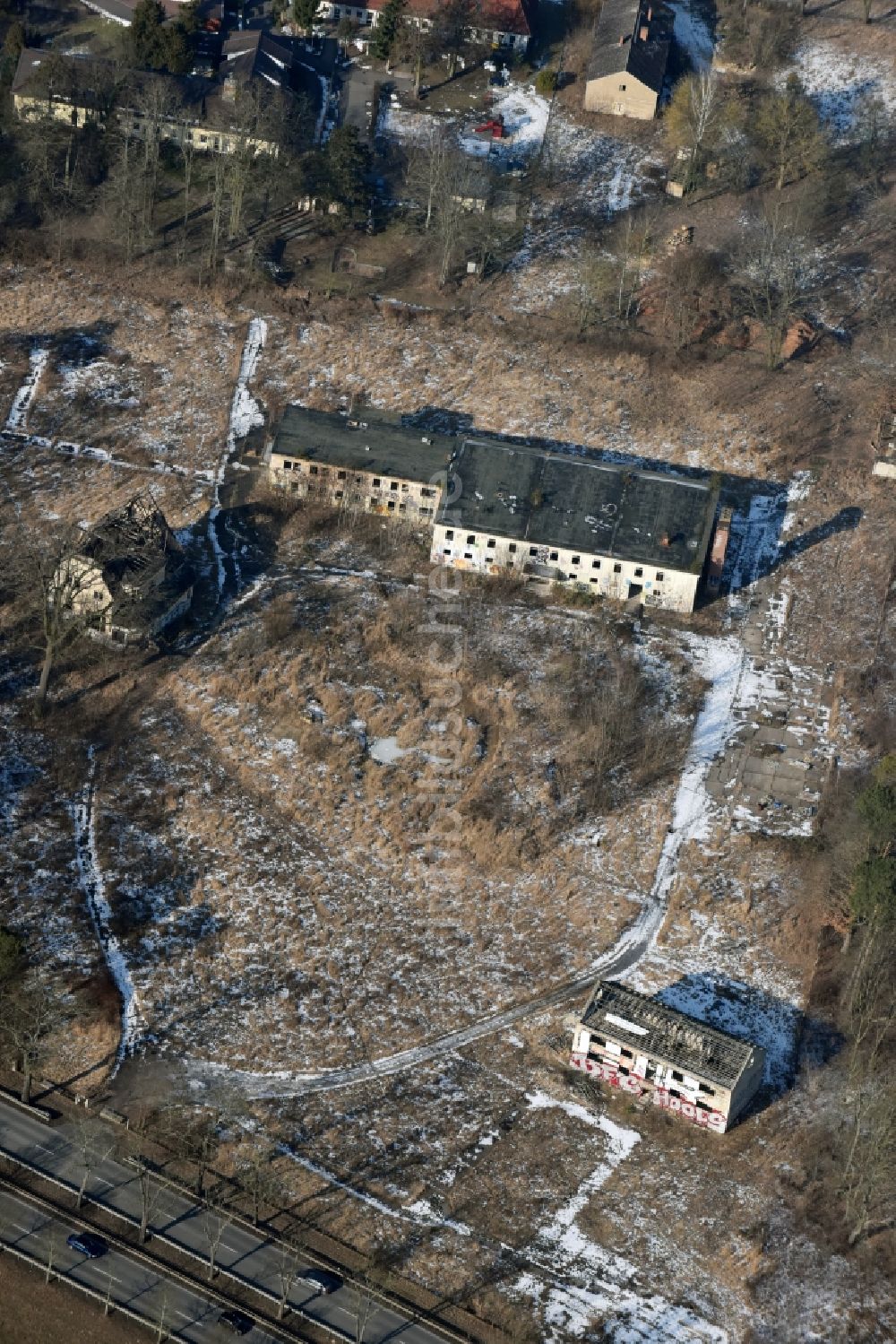 Hoppegarten aus der Vogelperspektive: Ruine der verfallenden Lagerhallen und Speditionsgebäude an der Bundesstraße B1 Frankfurter Chaussee in Hoppegarten im Bundesland Brandenburg