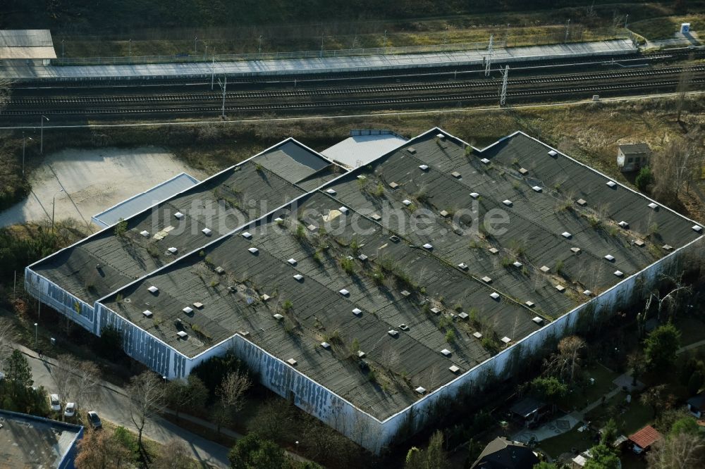 Mühlenbecker Land aus der Vogelperspektive: Ruine der verfallenden Lagerhallen und Speditionsgebäude der DDR- Stasi Firma KuA GmbH an der Kastanienallee in Mühlenbeck im Bundesland Brandenburg