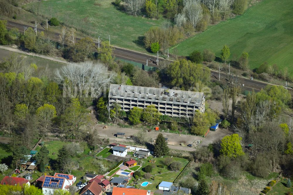 Dallgow-Döberitz von oben - Ruine der verfallenden Lagerhallen und Speditionsgebäude der Speicherruine des ehemaligen Heeres-Proviantamt aus der NS-Zeit in Dallgow-Döberitz im Bundesland Brandenburg, Deutschland