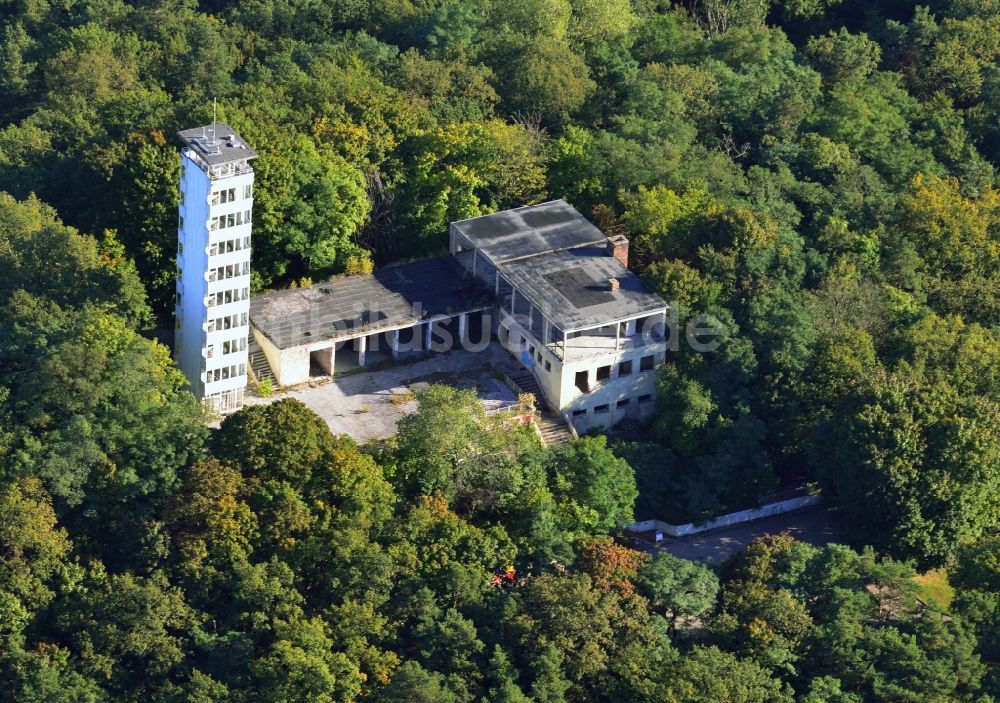 Luftbild Berlin Friedrichshagen - Ruine des verfallenden Müggelturm in den Müggelbergen in Berlin