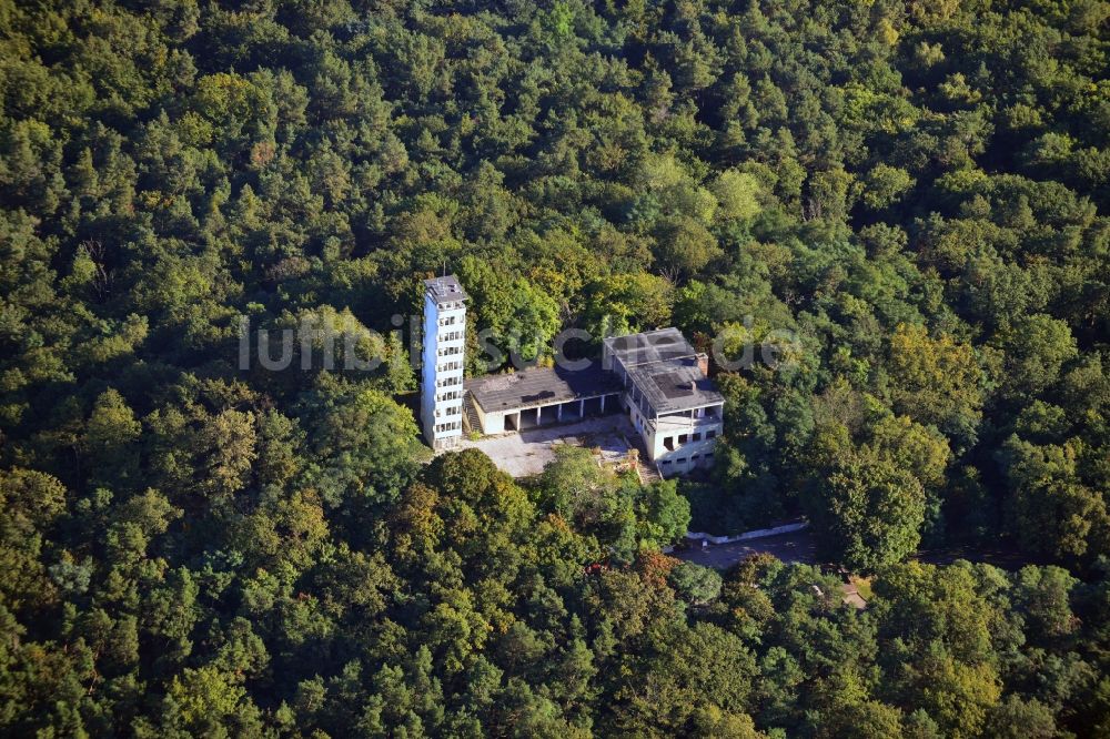 Luftaufnahme Berlin Friedrichshagen - Ruine des verfallenden Müggelturm in den Müggelbergen in Berlin