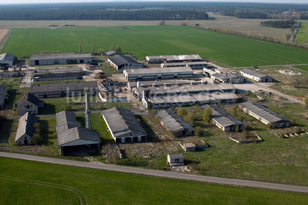 Schönewalde von oben - Ruine verlassener Landwirtschafts-Funktionsgebäude im Ortsteil Ahlsdorf in Schönewalde im Bundesland Brandenburg