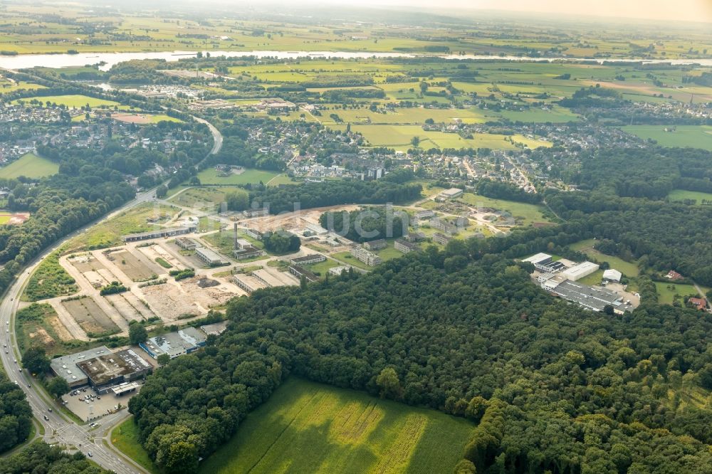 Luftbild Emmerich am Rhein - Ruine der Verwaltungsgebäude des ehemaligen Industriegebietes der Firma Lighttex Canada, Inc. am Rand des Stadtwaldes in Emmerich am Rhein im Bundesland Nordrhein-Westfalen, Deutschland