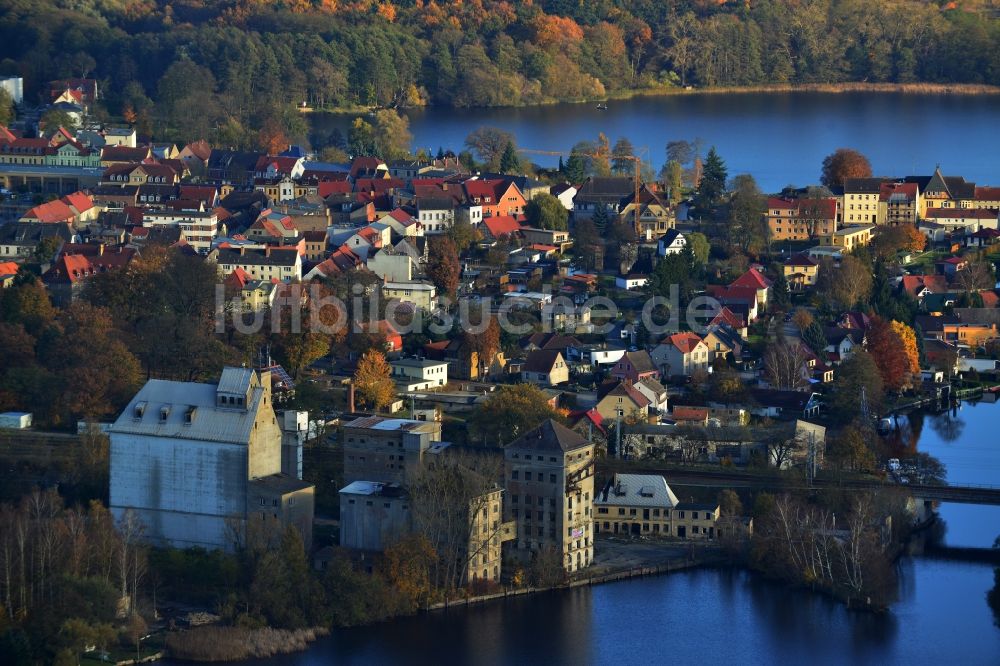 Luftbild Fürstenberg/Havel - Ruine eines Wohngebäudes am Ufer der Havel in Fürstenberg/Havel im Bundesland Brandenburg