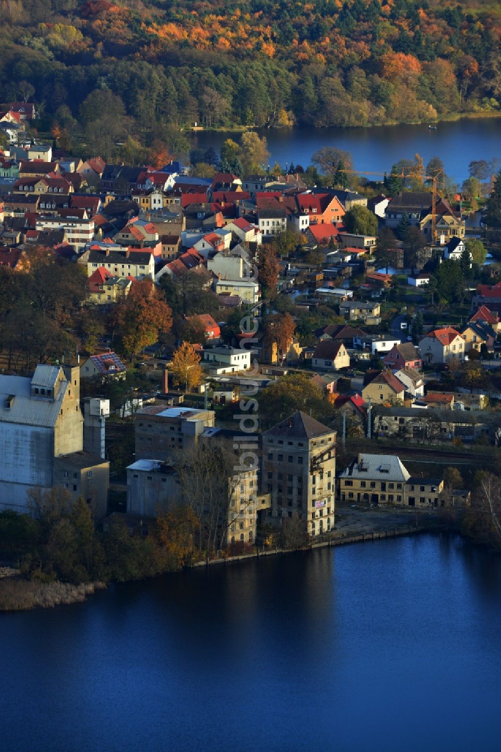 Luftaufnahme Fürstenberg/Havel - Ruine eines Wohngebäudes am Ufer der Havel in Fürstenberg/Havel im Bundesland Brandenburg