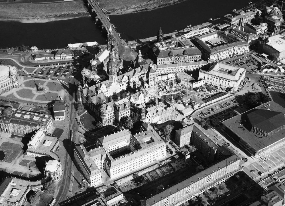 Luftbild Dresden - Ruinen in der Altstadt am Ufer der Elbe von Dresden im Bundesland Sachsen