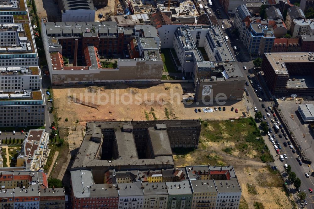 Berlin Mitte von oben - Ruinen der Fabrikgebäude Feuerlandhöfe der TLG Treuhand Liegenschafts Immobilien an der Chausseestraße in Mitte von Berlin