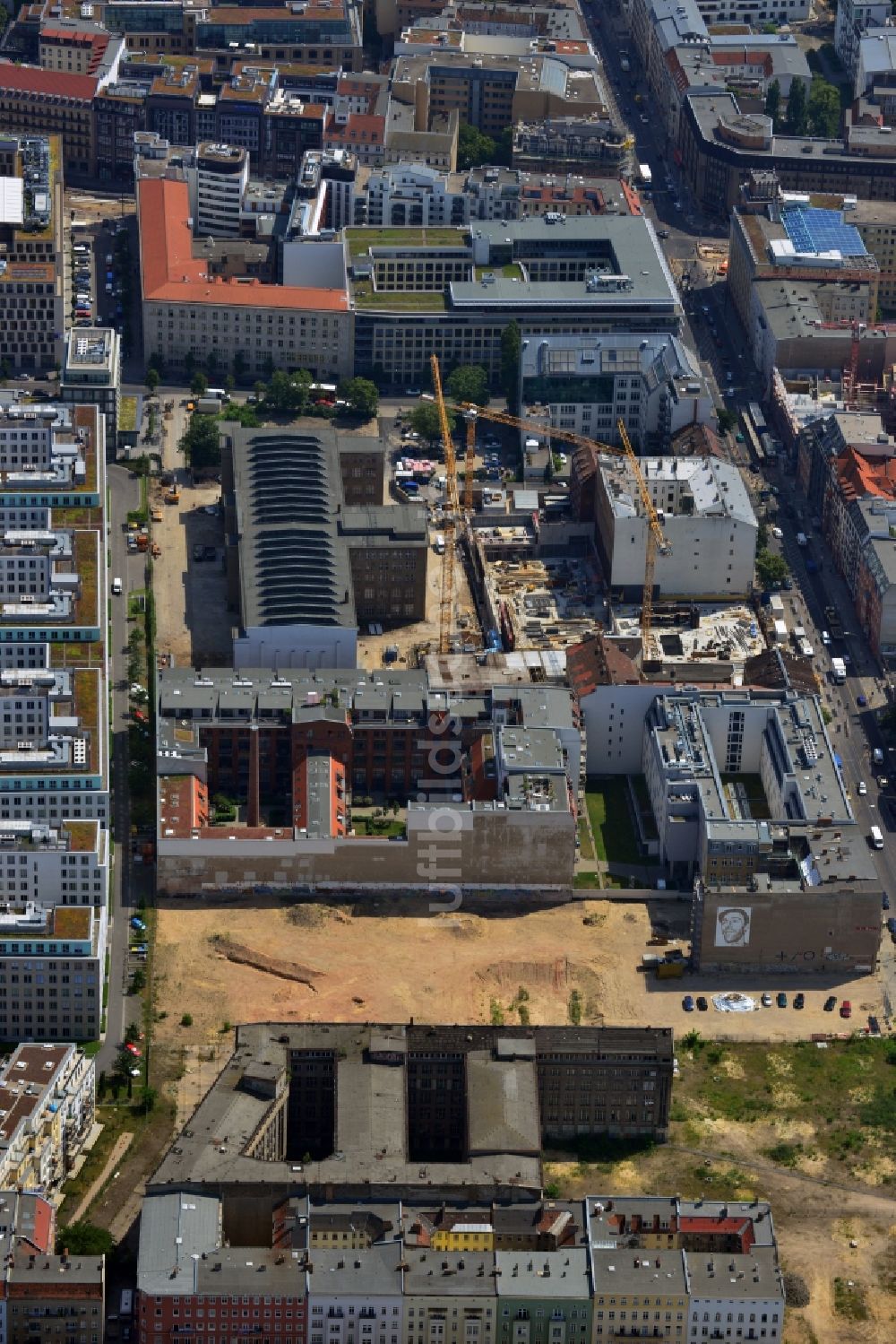 Berlin Mitte aus der Vogelperspektive: Ruinen der Fabrikgebäude Feuerlandhöfe der TLG Treuhand Liegenschafts Immobilien an der Chausseestraße in Mitte von Berlin