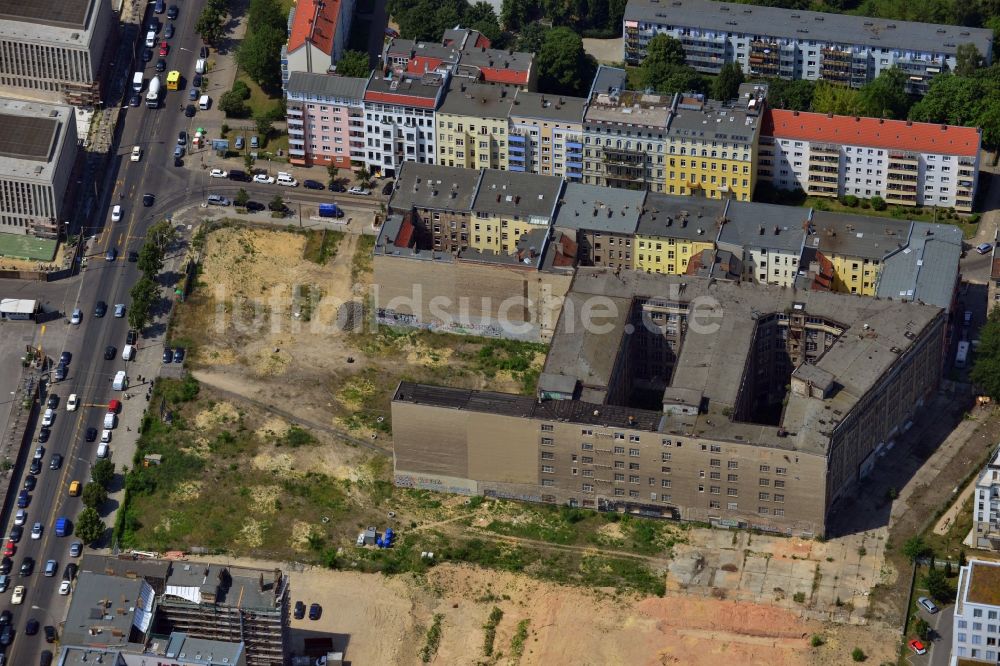 Luftbild Berlin Mitte - Ruinen der Fabrikgebäude Feuerlandhöfe der TLG Treuhand Liegenschafts Immobilien an der Chausseestraße in Mitte von Berlin