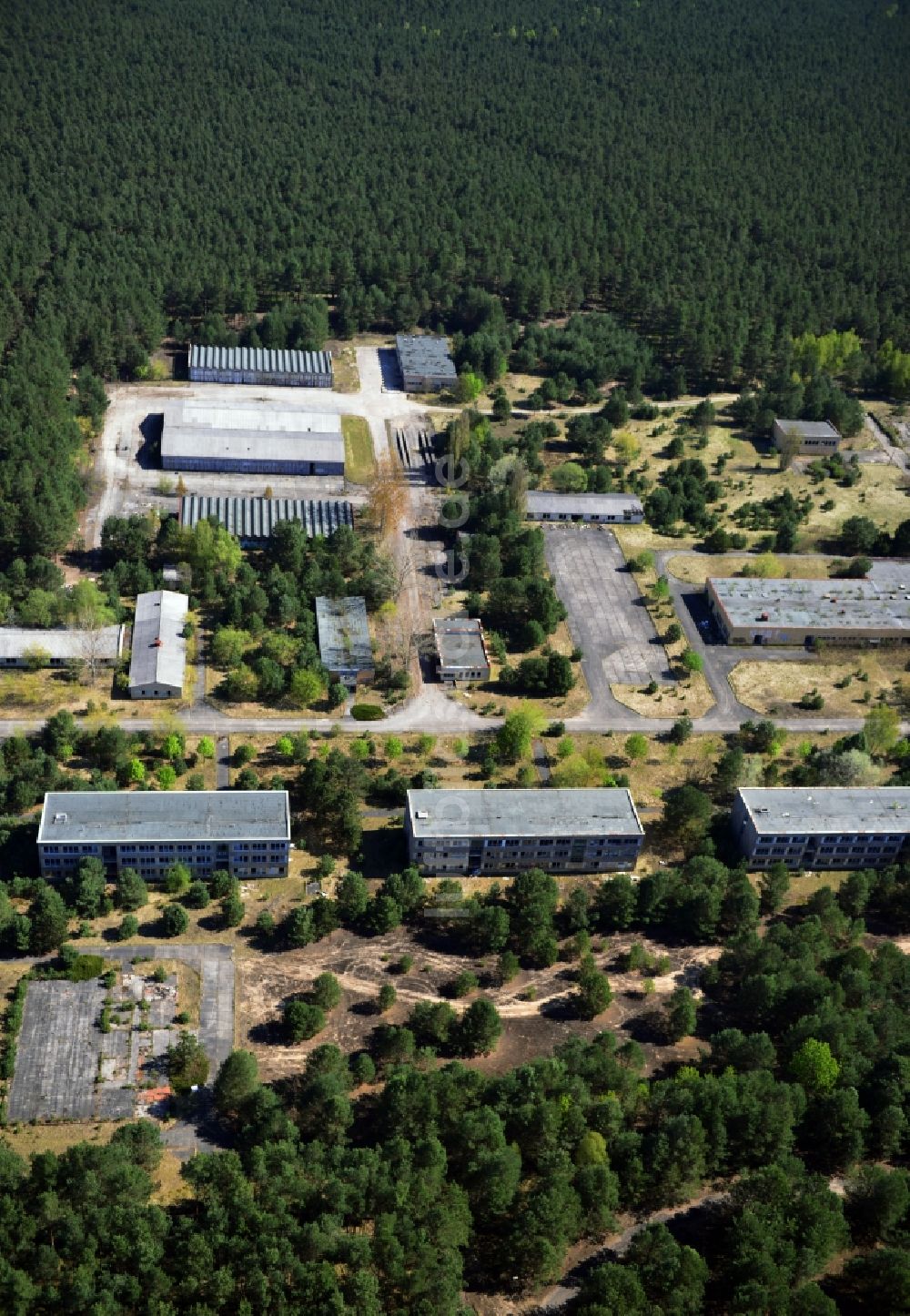 Luftaufnahme Storkow / Mark - Ruinen auf dem Gelände der ehemaligen Kaserne der 2. Nachrichtenbrigade der NVA der DDR - Objekt Spreenhagen in Storkow / Mark im Bundesland Brandenburg